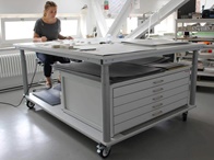 Ergonomischer Roll-Arbeitstisch für die Restaurierungswerkstatt