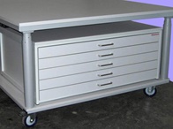 Ergonomischer Roll-Arbeitstisch für die Restaurierungswerkstatt